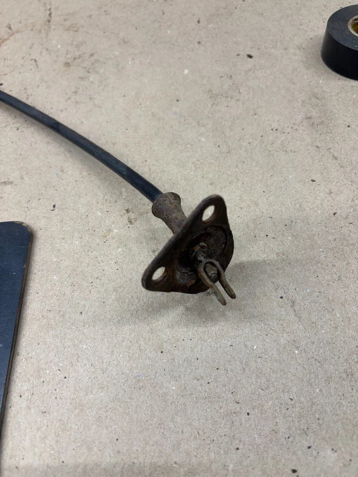 1964 64 65 1965 GTO LEMANS TEMPEST GTO THROTTLE CABLE MOUNT BRACKET OEM 9779967 - Image 2 of 4