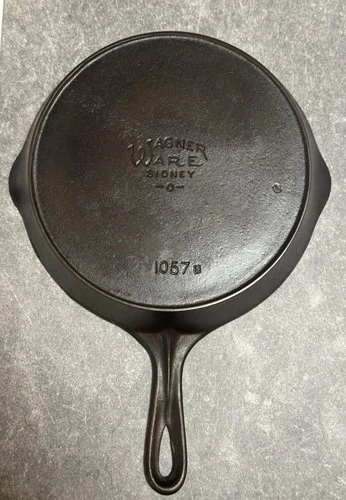 Wagner Ware Sidney -O- center logo no7 1057 w/heat ring