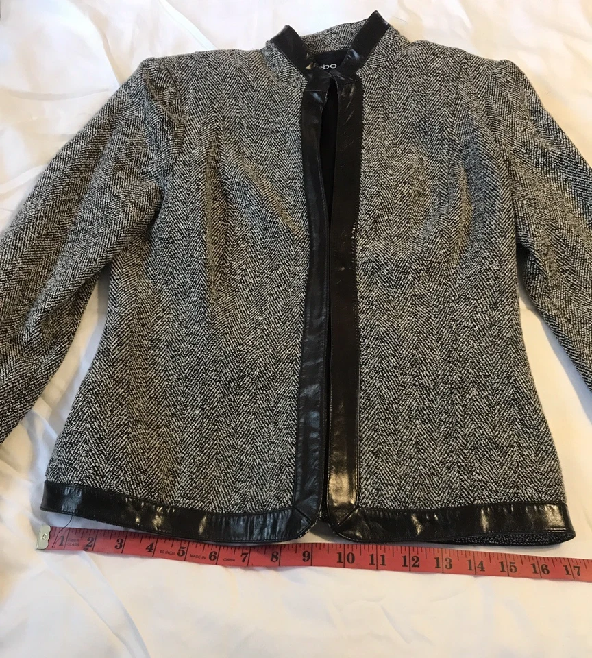 Bebe Conjunto de Falda/Chaqueta Cuero Negro/Blanco con Cinturón Talla 8 RN#86017 Foto 2 de 4