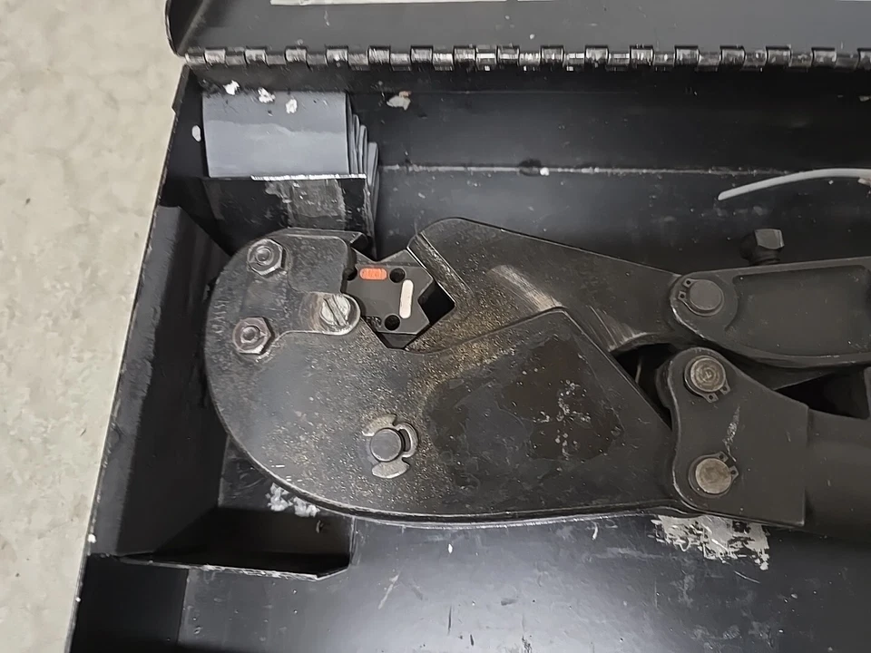 Crimpadora de compresión con troqueles Thomas & Betts TBM8S manual de trinquete Foto 3 de 4