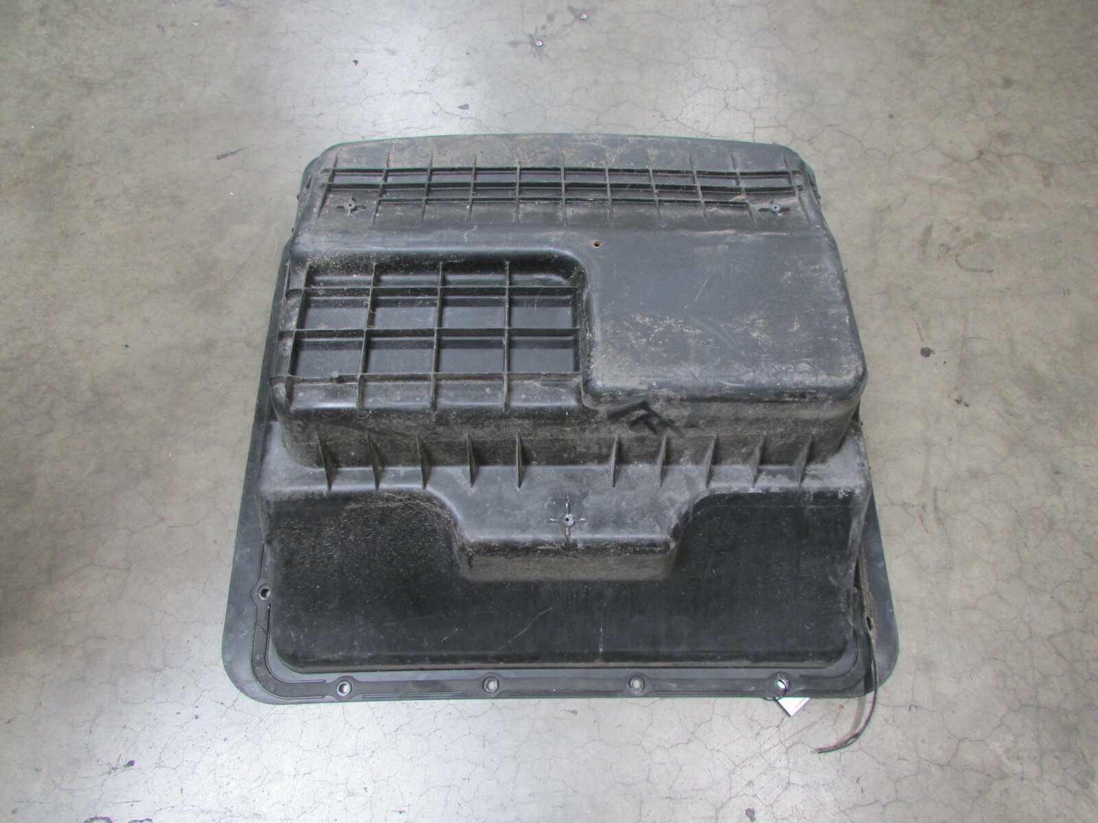Maserati Quattroporte, Plastic Trunk, Used, P/N 67895200