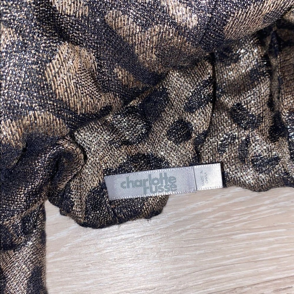 Bufanda infinita Charlotte Russe plateada metálica con estampado de animales Foto 4 de 4