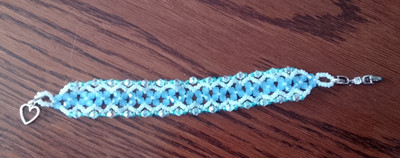 Armband aus Glasperlen in Farbe Blau/Silber mit Schnappverschluss
