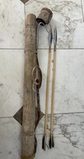 Ancien carquois de flèches africaines avec lot de deux flèches empoisonnées