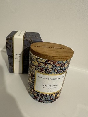 Matches Fashion Night Time Bougie Parfumée Kerze in 300gr mit rotem Eichenholzdeckel