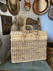 Vintage Large Wicker Picnic Basket Latching Handles Tray Insert And Dishes