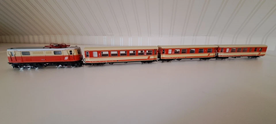 Roco 33210 H0e Br. 1099.09 E-Lok der ÖBB, mit 3 Wagen, ohne OVP, Vitrinen Modell