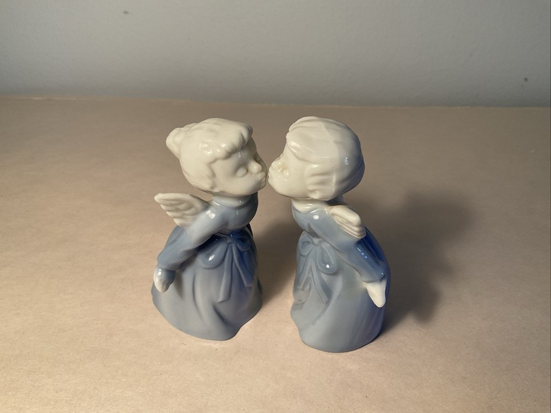 VINTAGE INARCO JAPAN CERAMIC BLUE & WHITE KISSING ANGEL FIGURINES 3.25"