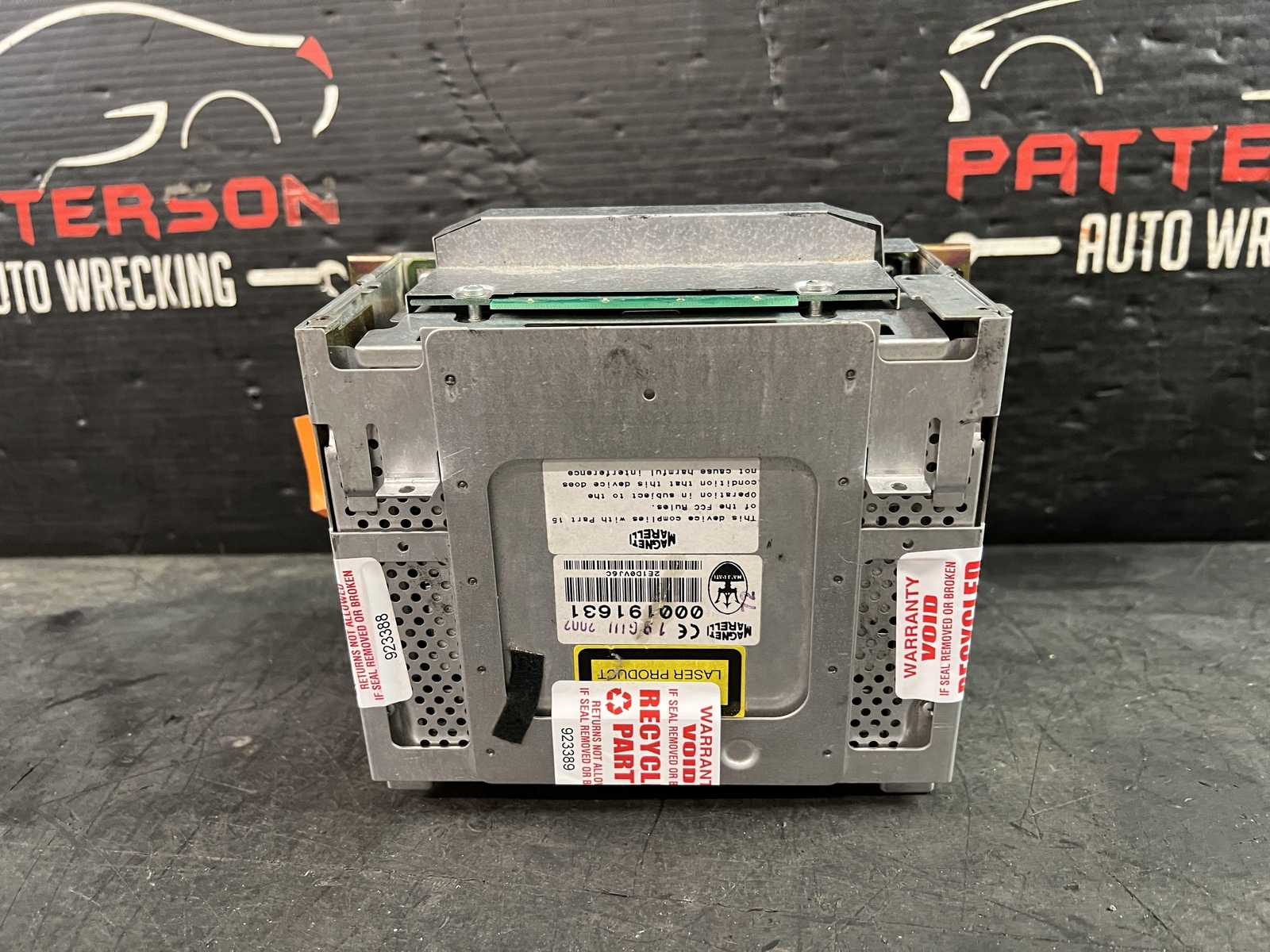 02-06 MASERATI SPYDER CD HEAD AUDIO UNIT PLAYER ID# 000191631