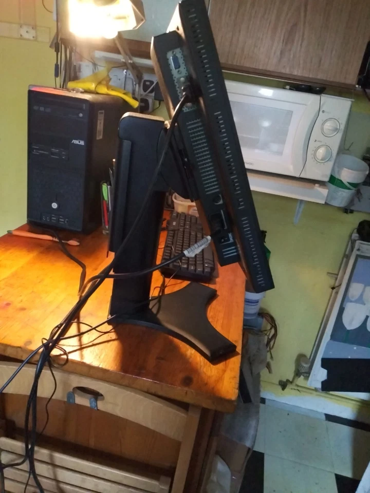 NEC 19" LDC MONITOR Model  LCD1990FXp  Tilt & Rotate  Raise & Lower Stand - Image 2 of 4