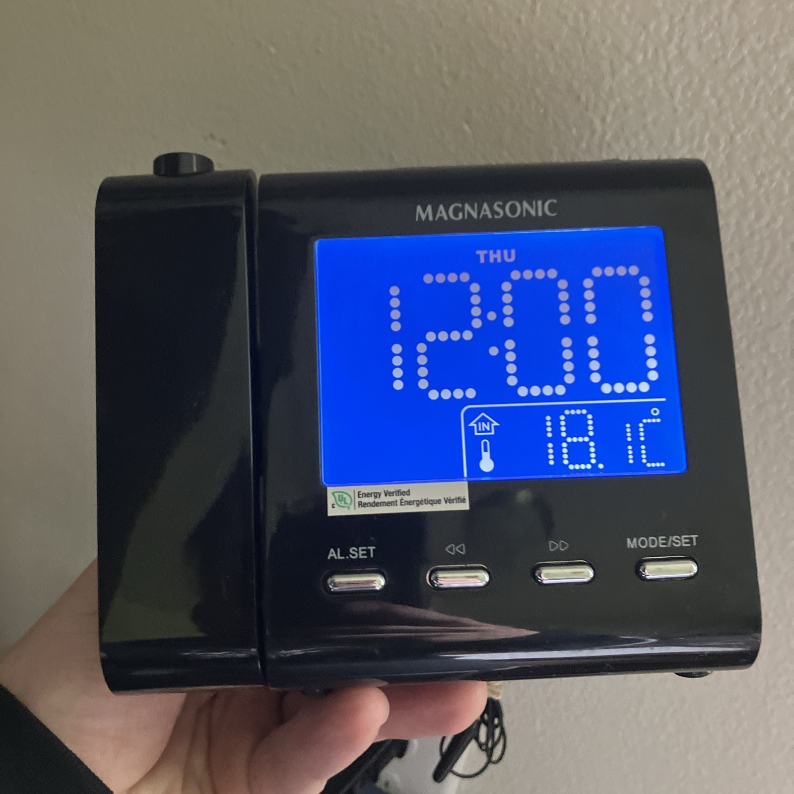 Electrohome EAAC601 Projection Alarm Clock With Am/fm Radio 