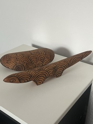 Indigene australische Aborigines Holzschnitzereien. Goanna (Eidechse) & Coolamon.