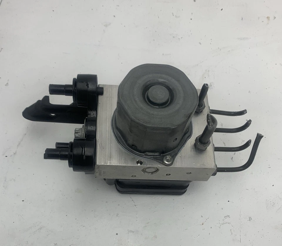 10-16 MERCEDES-BENZ CLS550 AWD ABS ANTI-LOCK BRAKE PUMP OEM 2124311448 - Image 2 of 4