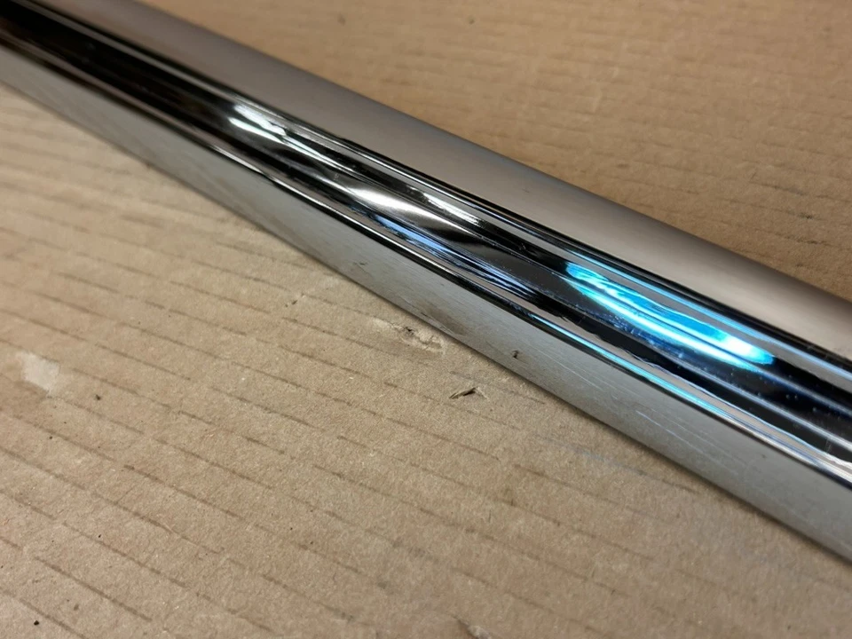 49 Oldsmobile Series 76 78 1948 tapa puerta lateral moldura GM 554871 ¡Nuevo en caja! Individual Foto 3 de 4