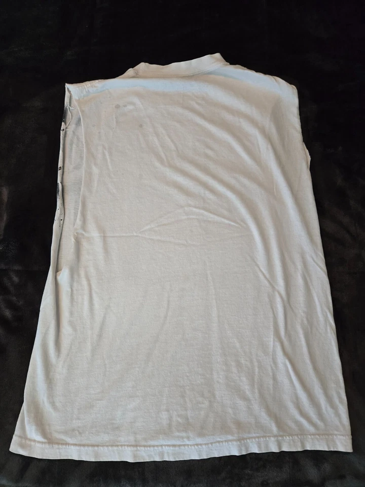 187 Inc Camisa Musculosa Blanca Con Estampado Graffiti Grande Foto 3 de 4