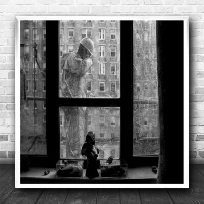 Begegnung Statue Fenster Straßenfenster schwarz-weiß Perspektive quadratischer Druck