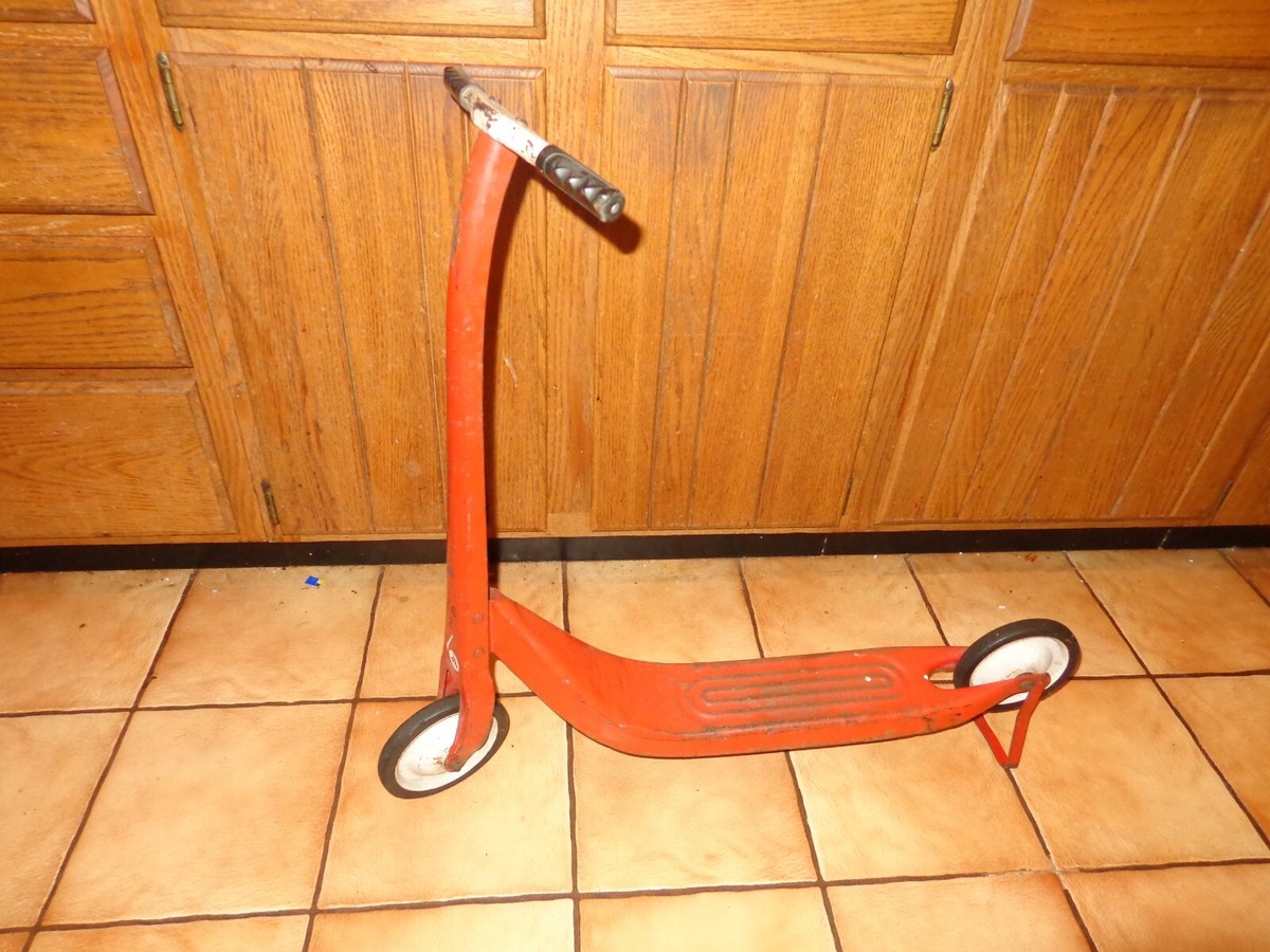 VINTAGE TOY KIDS SCOOTER HARD RUBBER TIRES & FOLD DOWN KICK STAND