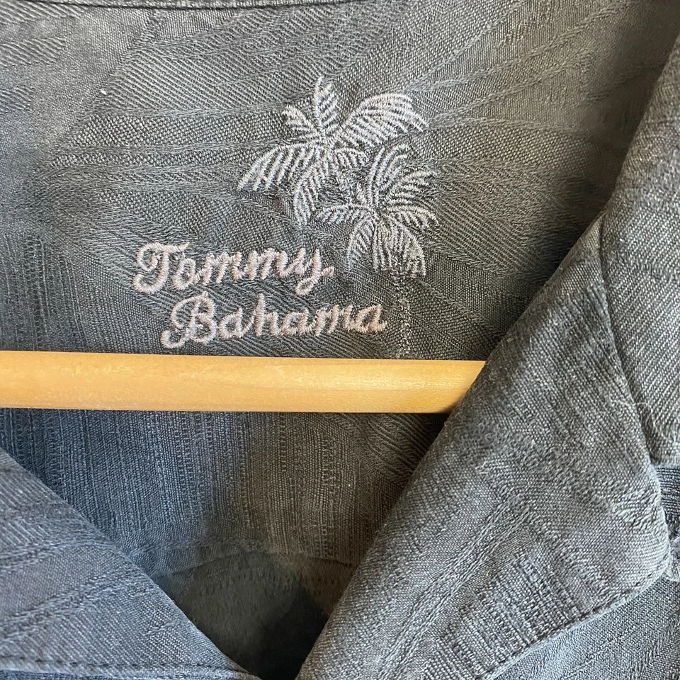 Мужская средняя черная шелковая рубашка с тонким плавающим принтом от Tommy Bahama - Изображение 4 из 4