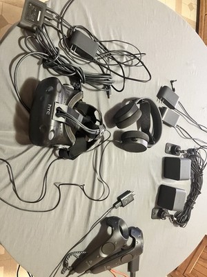 HTC Vive VR Headset Kit Black Built-In Headphones Controllers Base Stations