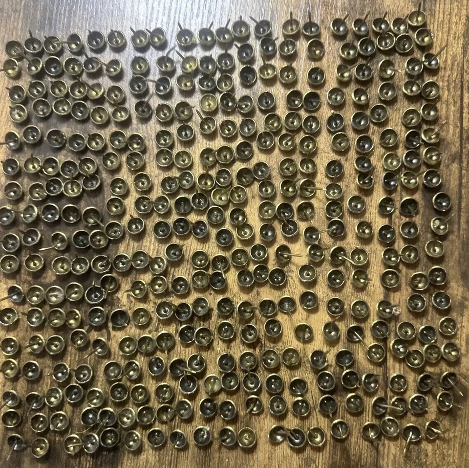 320+ Tachuelas de tapicería martilladas antiguas usadas color latón abovedadas vintage en lata vintage Foto 2 de 4