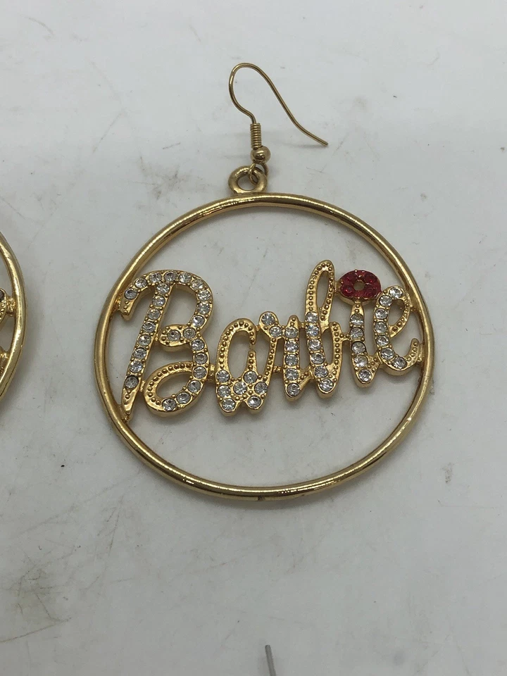 Lote de 2 pares de pendientes de diamantes de imitación con logotipo de Barbie Foto 3 de 4
