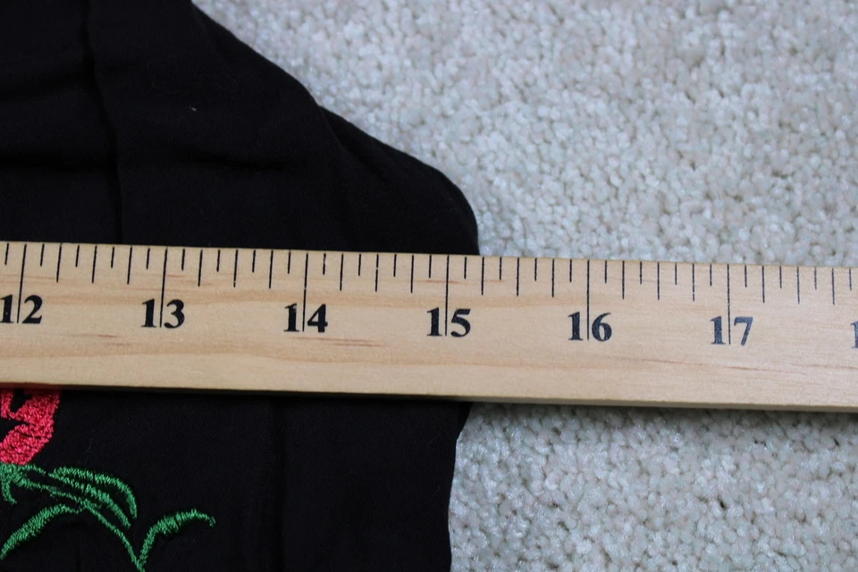 No Boundaries Cami Top 女式大号黑色玫瑰刺绣意大利面肩带波西米亚 — 第 2/4 张图片