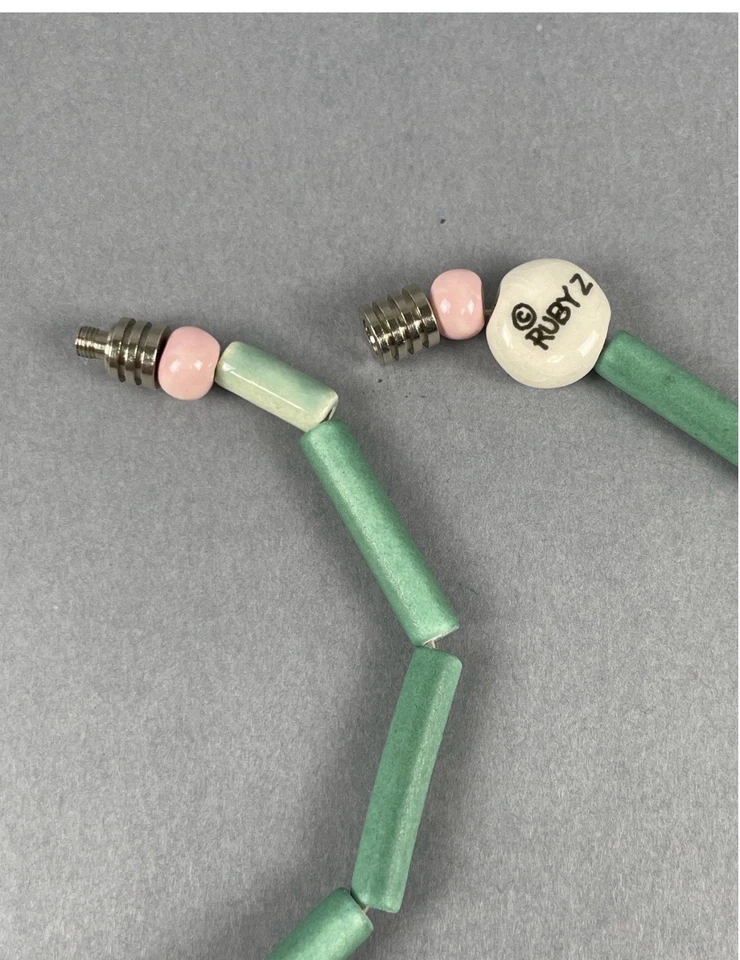 Collar con cuentas de cerámica Rubí Z Candace Loheed Foto 4 de 4