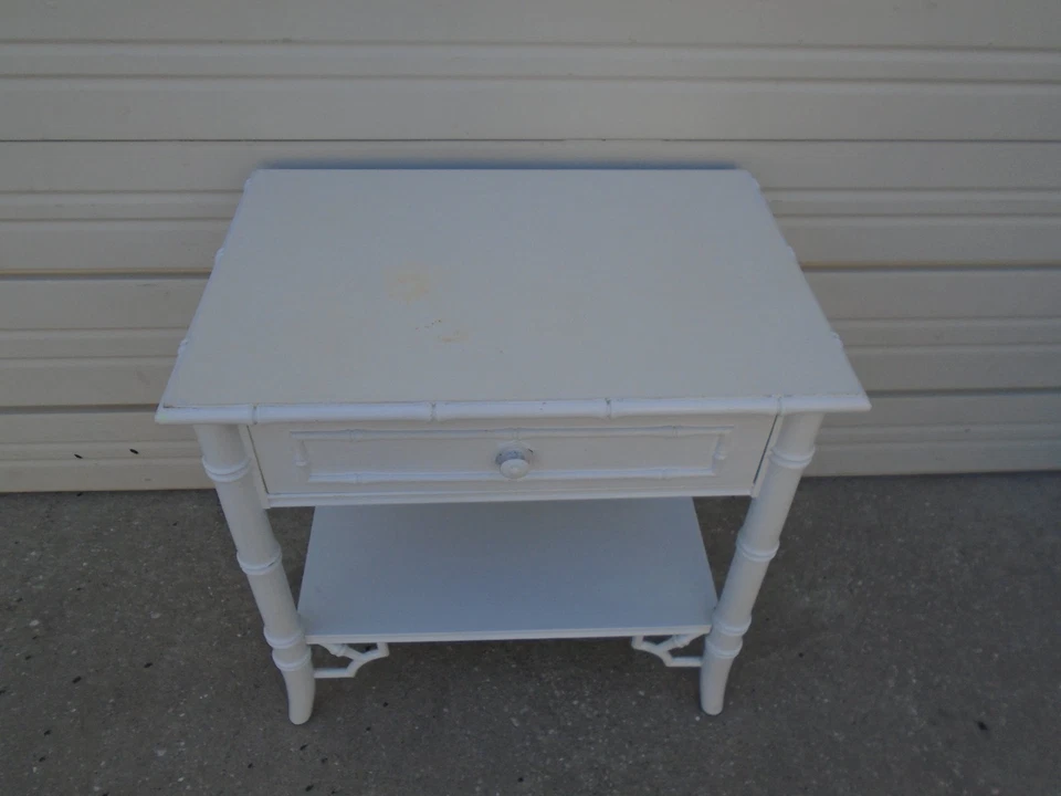 Mesita de noche de bambú sintético Thomasville Allegro mesa Chinoiserie Regency calada Foto 2 de 4