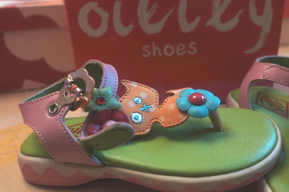 SANDALIAS ACEITOSAS NIÑAS ZAPATOS CUERO ORO FLORES TALLA 24 UE RARAS NUEVAS Foto 2 de 4