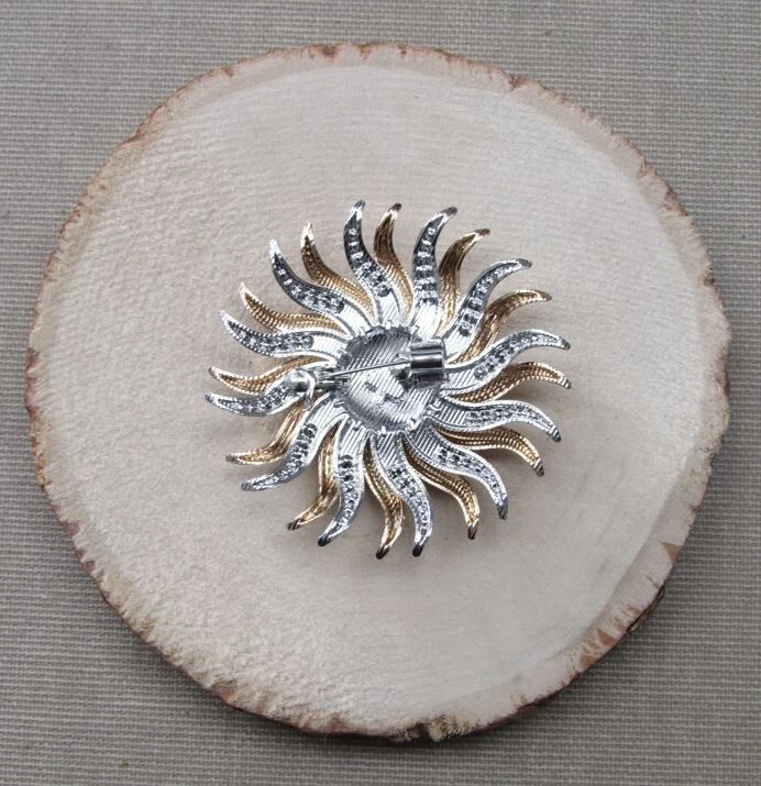 Spilla gioiello grande sole dorata e argento in acciaio inox. - Immagine 4 di 4