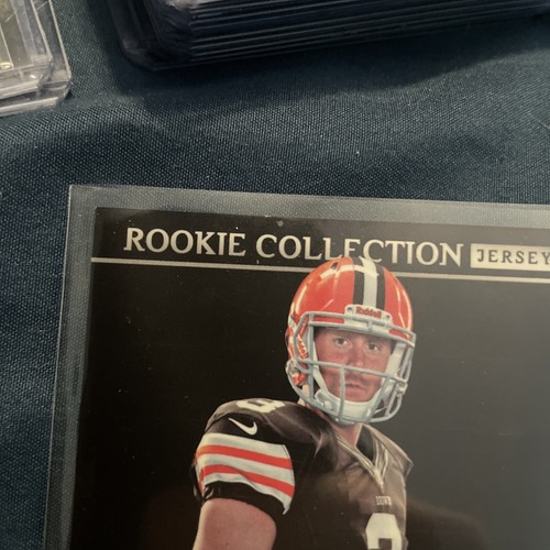 2012 Panini - Rookie Collection Jerseys #20 Brandon Weeden (MEM, RC) - Picture 4 of 4