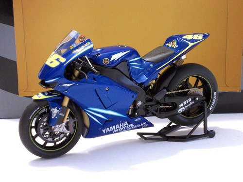 Figurine Moto Altaya 1:12 – Yamaha YZR-M1 #46 Valentino Rossi Valencia 2005