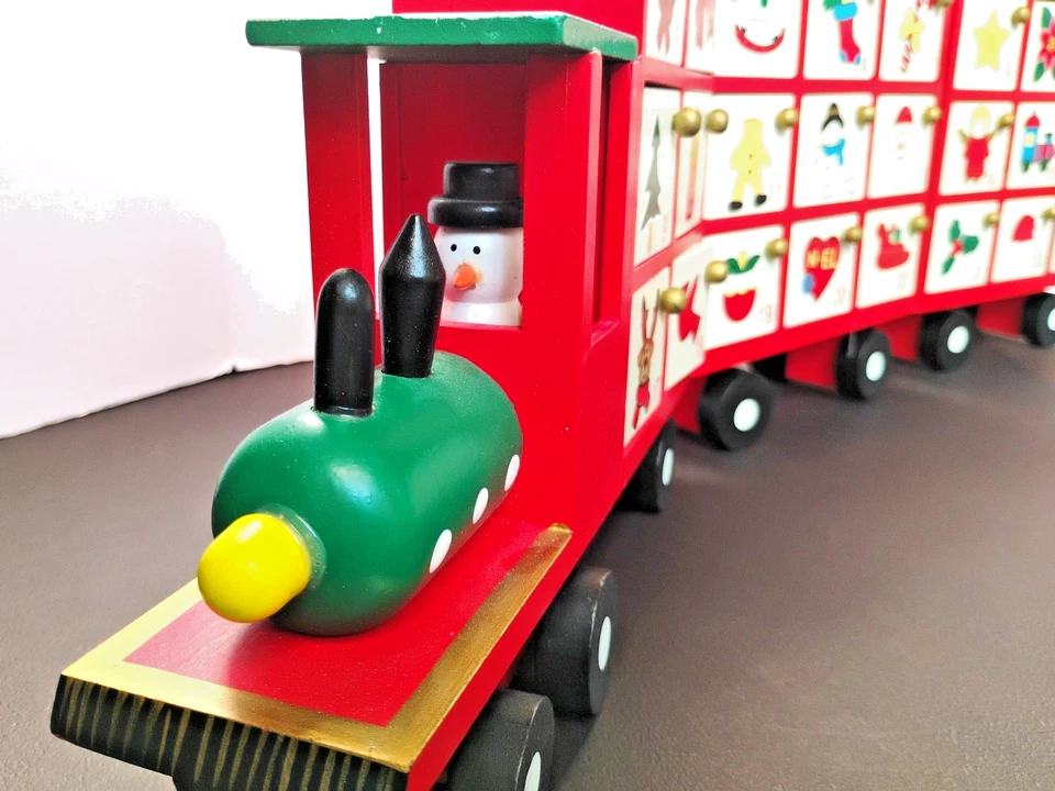 Calendario de Adviento de Madera de Navidad Tren Grande con Cajones y Versos de Festive UK Foto 2 de 4