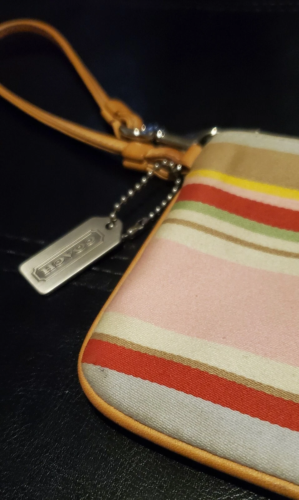 Custodia da polso cosmetica Coach vintage multicolore a righe con portachiavi allenatore