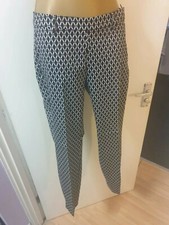Ladies Capri Pant with hexagonal pattern