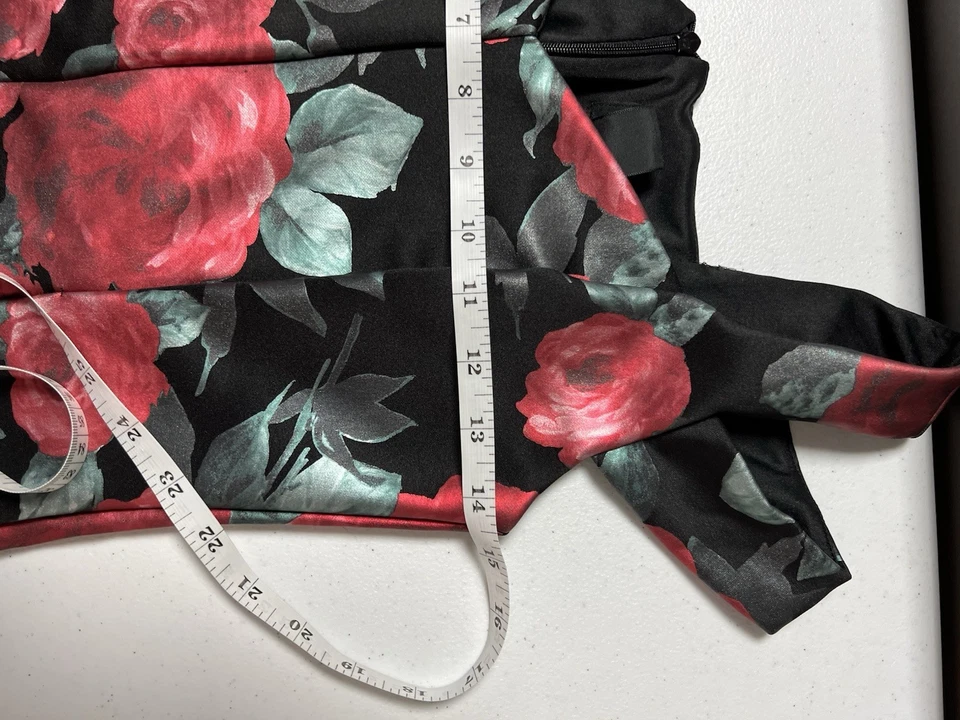 Elegante vestido ceñido al cuerpo negro brillante floral negro Enfocus Studio para mujer talla 4 Foto 4 de 4