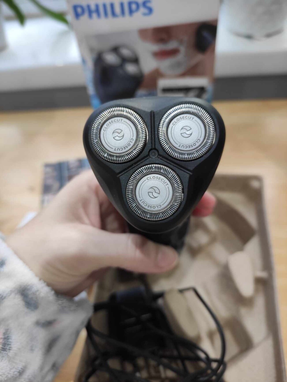 Philips AquaTouch AT620 Wet and Dry Electric Shaver Midnight Blue