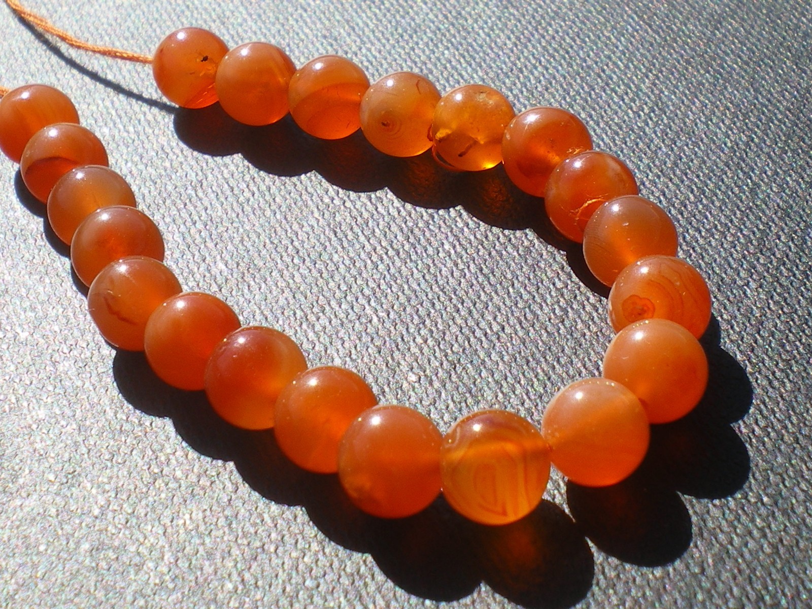 Cornaline de 56 cts en perles rondes : créez votre bijou d'été avec 21 pierres du Rajasthan