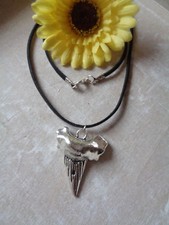 Außergewöhnliche Kette Lederband "Haifischzahn" stabiles Metall