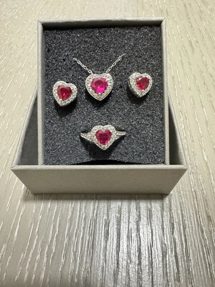 Juego de plata de ley con rubí rojo/zafiro blanco creado en laboratorio Foto 3 de 4