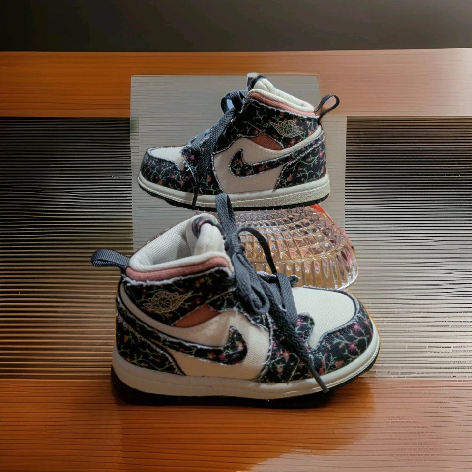 Nike Air Jordan Blanco Rosa Floral Hitops 7C ¡Excelente! Foto 2 de 4