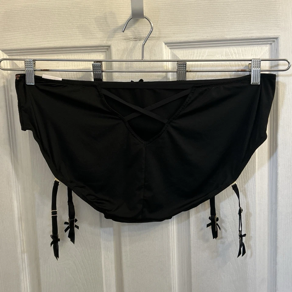 Calcinha Cacique cintura média atrevida 26/28 plus preta renda floral tiras lingerie nova com etiquetas - Imagem 2 de 4