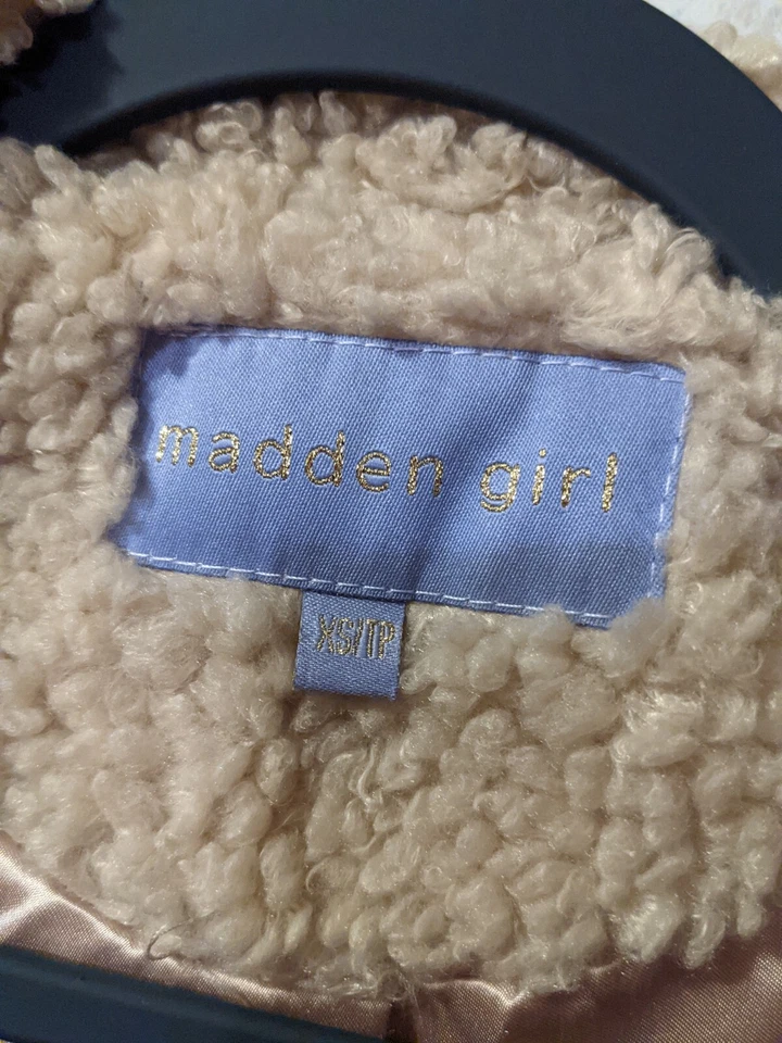 Chaqueta para mujer Madden Girl abrigo de piel sintética con hebilla cuello talla XS Foto 2 de 4