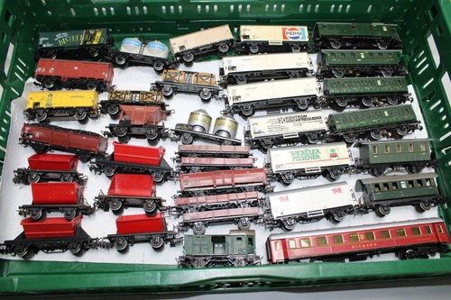 Märklin / primex H0 (35x) Güterwagen / Personenwagen -bespielt- -L228