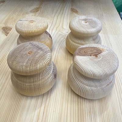 4 Stück kleine Kiefer geformte Brötchenfüße 66 mm Durchmesser x 56 mm hoch Holz A3MB