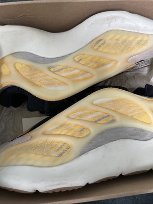 Yeezy 700 V3 Size 9