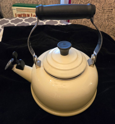 LE CREUSET Enamel On Steel Whistling Tea Kettle 1.7 Qt~ Cream Color