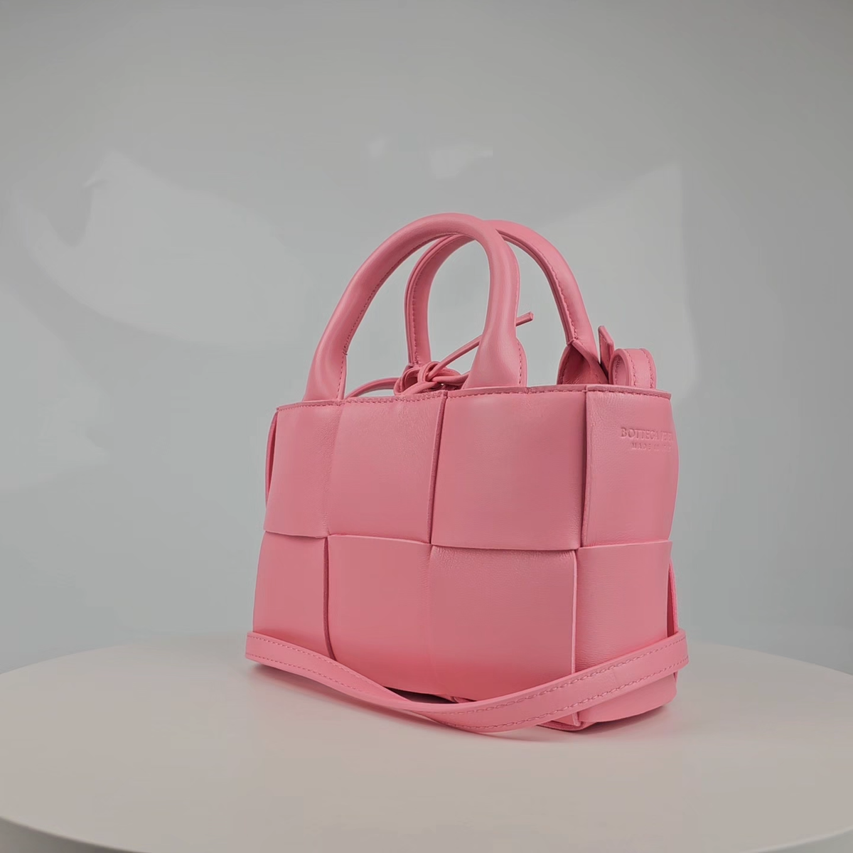 【BOTTEGA VENETA】★関税込★Candy Arco tote bag Bottega Veneta Candy Arco Tote Bag Micro Intreccio Sage