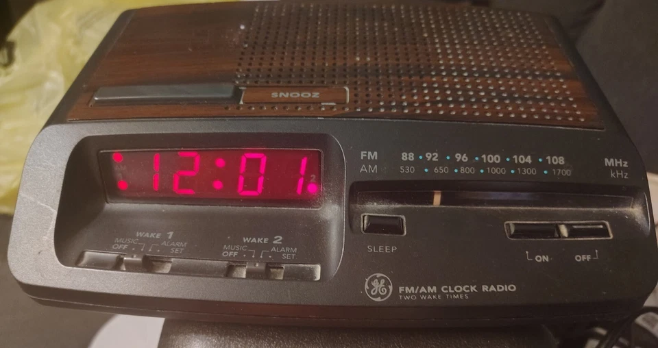 Antigo GE 7-4621A AM/FM Relógio Despertador Duplo Rádio-Soneca-Bateria de Backup-BOM - Imagem 2 de 2