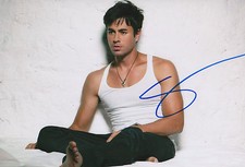 Enrique Iglesias Autogramm signed 20x30 cm Bild